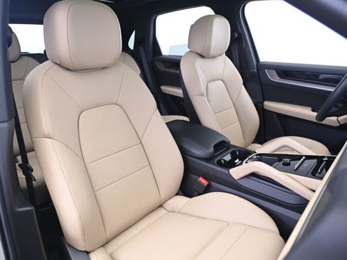 Certified 2025 Porsche Cayenne AWD/4WD image 24