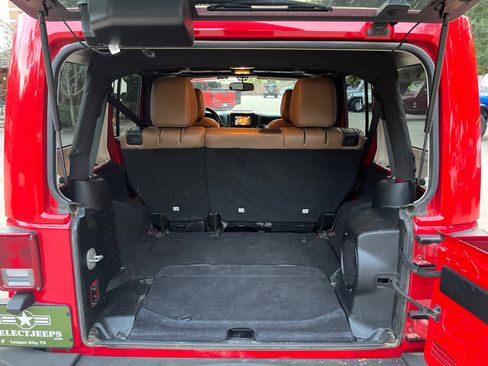 Used 2013 Jeep Wrangler Unlimited Rubicon image 10