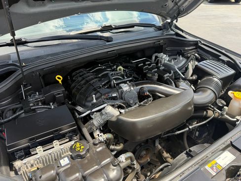 Used 2019 Jeep Grand Cherokee Laredo AWD/4WD image 43