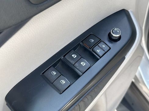 Used 2016 Toyota Highlander XLE FWD image 11