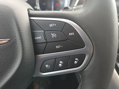 Used 2023 Chrysler Pacifica Touring-L image 44