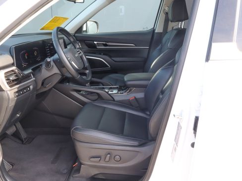 Used 2025 Kia Telluride S FWD image 7