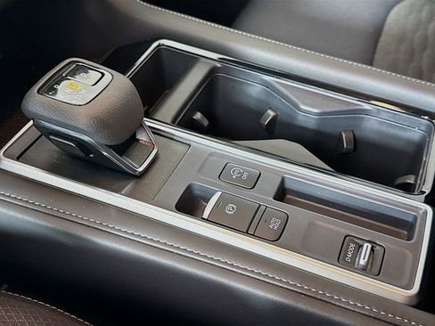 Used 2025 Nissan Pathfinder SV FWD image 18
