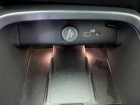 Used 2025 Volvo XC40 B5 Plus image 8