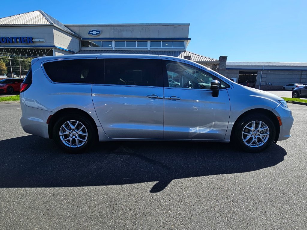 Used 2024 Chrysler Pacifica Touring-L FWD image 2