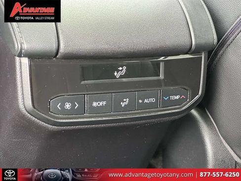 Used 2023 Toyota Highlander XLE AWD/4WD image 16
