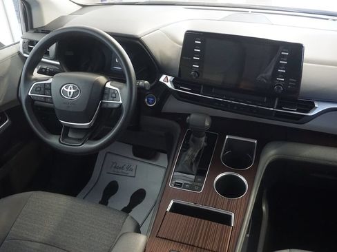 Certified 2021 Toyota Sienna LE FWD image 27