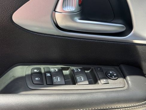 Used 2022 Chrysler Pacifica Touring-L w/ Uconnect Theater Family Group AWD/4WD image 22