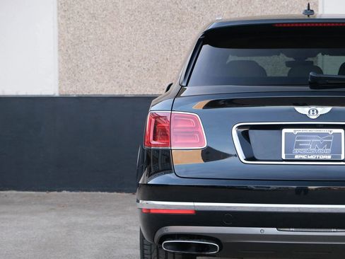 Used 2018 Bentley Bentayga image 17