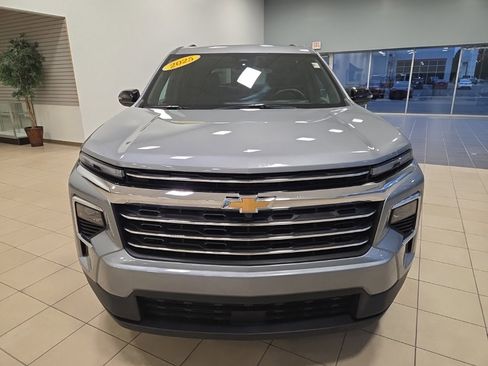 Used 2025 Chevrolet Traverse LT image 4