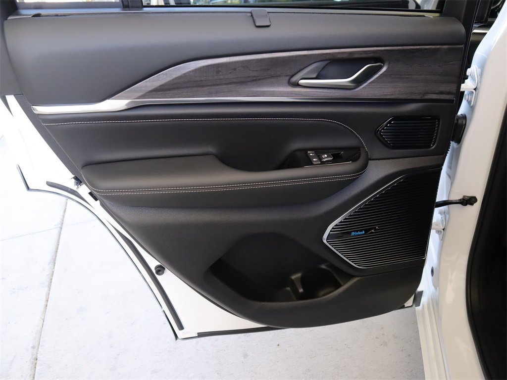 Used 2023 Jeep Grand Cherokee Overland w/ Luxury Tech Group IV RWD image 28