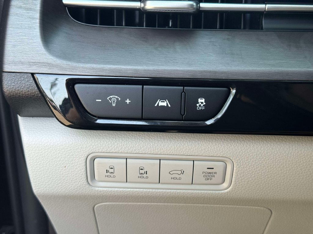 Used 2024 Kia Carnival EX FWD image 19