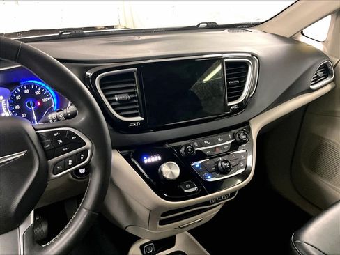Used 2023 Chrysler Pacifica Touring-L FWD image 24