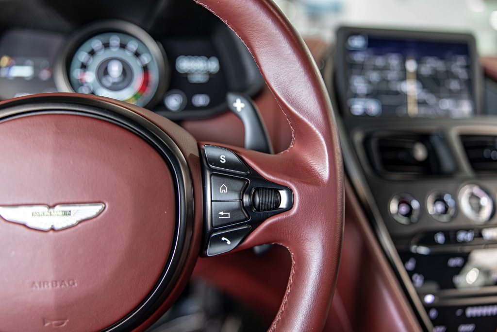Used 2018 Aston Martin DB11 Coupe RWD image 24