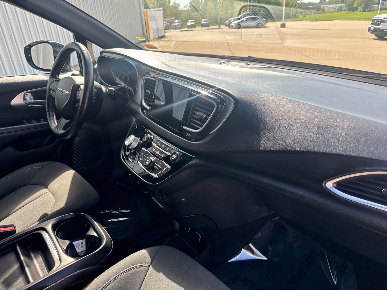 Used 2019 Chrysler Pacifica Touring Plus w/ Advanced Safetytec Group FWD image 22