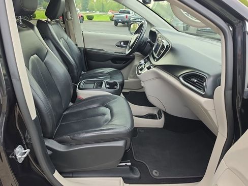 Used 2020 Chrysler Pacifica Touring-L FWD image 33
