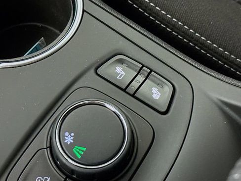 Used 2024 GMC Terrain SLE w/ Driver Convenience Package image 19