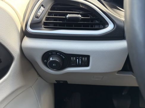 Used 2024 Chrysler Pacifica Touring-L FWD image 28