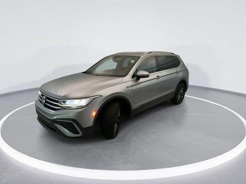 Used 2022 Volkswagen Tiguan SE AWD/4WD image 2