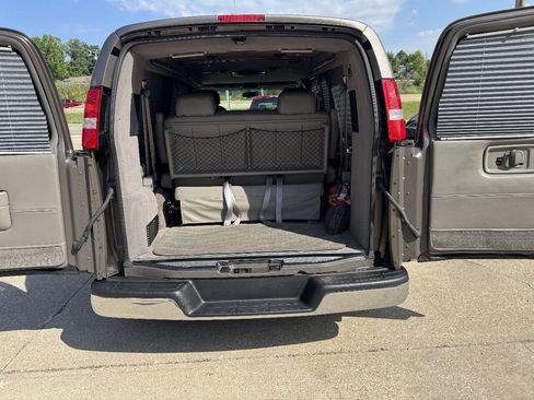 Used 2004 GMC Savana 1500 w/ Preferred Equipment Group RWD image 28