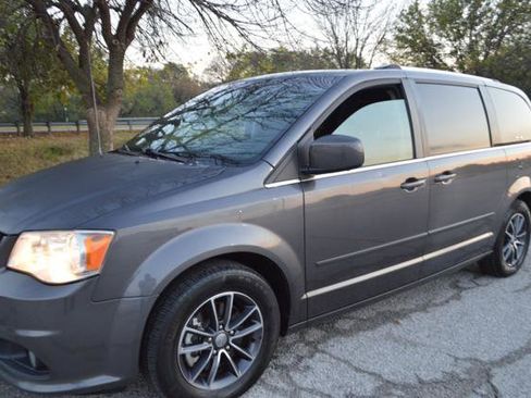 Used 2017 Dodge Grand Caravan SXT image 2