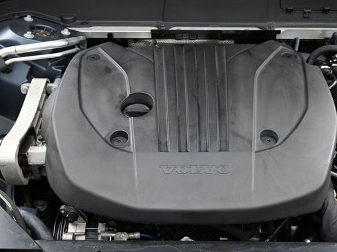 Used 2022 Volvo XC60 B5 Momentum w/ Climate Package image 40