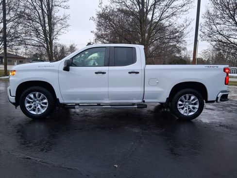 Used 2020 Chevrolet Silverado 1500 Custom w/ Custom Value Package image 3