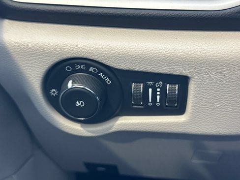 Used 2023 Chrysler Pacifica Touring-L FWD image 31