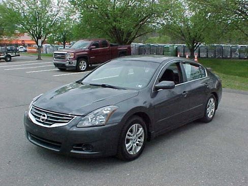 Used 2010 Nissan Altima 2.5 S w/ Convenience Pkg FWD image 2