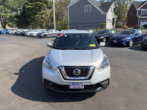Used 2019 Nissan Kicks FWD image 3