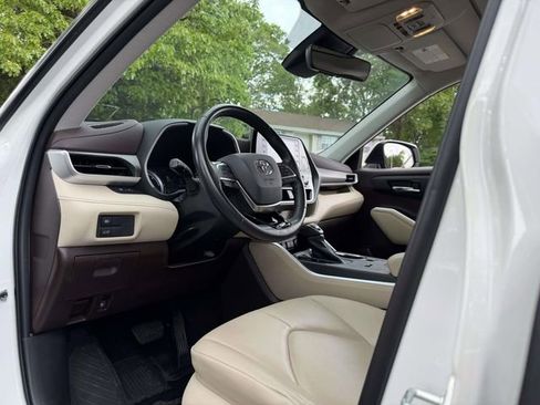 Used 2021 Toyota Highlander XLE AWD/4WD image 21