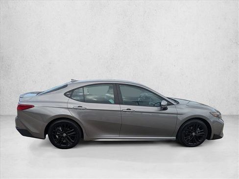 Used 2025 Toyota Camry SE image 4