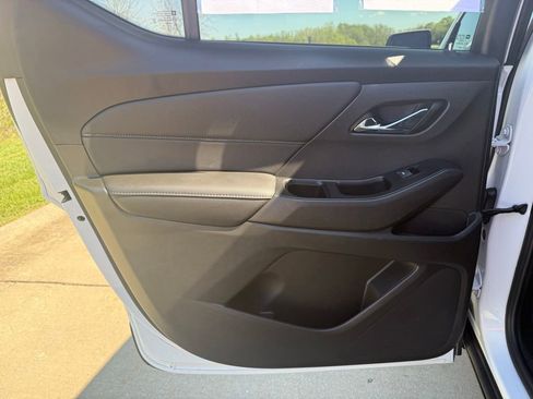 Used 2023 Chevrolet Traverse LT image 14