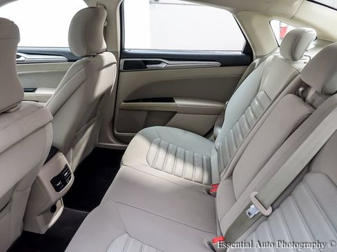 Certified 2018 Ford Fusion SE w/ Fusion SE Technology Package FWD image 11