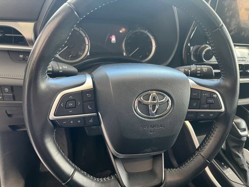 Used 2025 Toyota Highlander LE FWD image 29