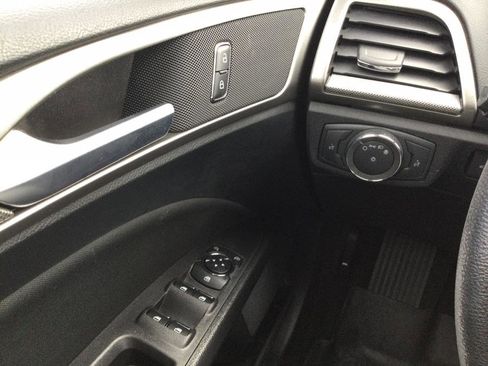 Used 2020 Ford Fusion SE image 16