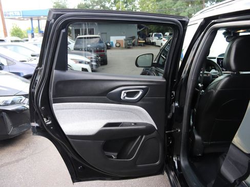 Used 2024 Jeep Compass Latitude AWD/4WD image 25