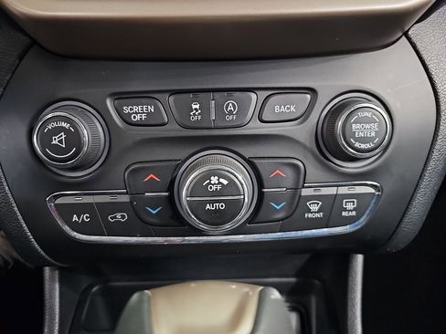 Used 2016 Jeep Cherokee Limited image 26