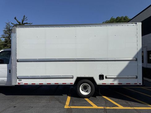 Used 2022 Ford E-350 and Econoline 350 Super Duty image 13