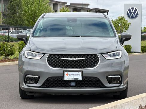 Used 2023 Chrysler Pacifica Touring-L FWD image 8
