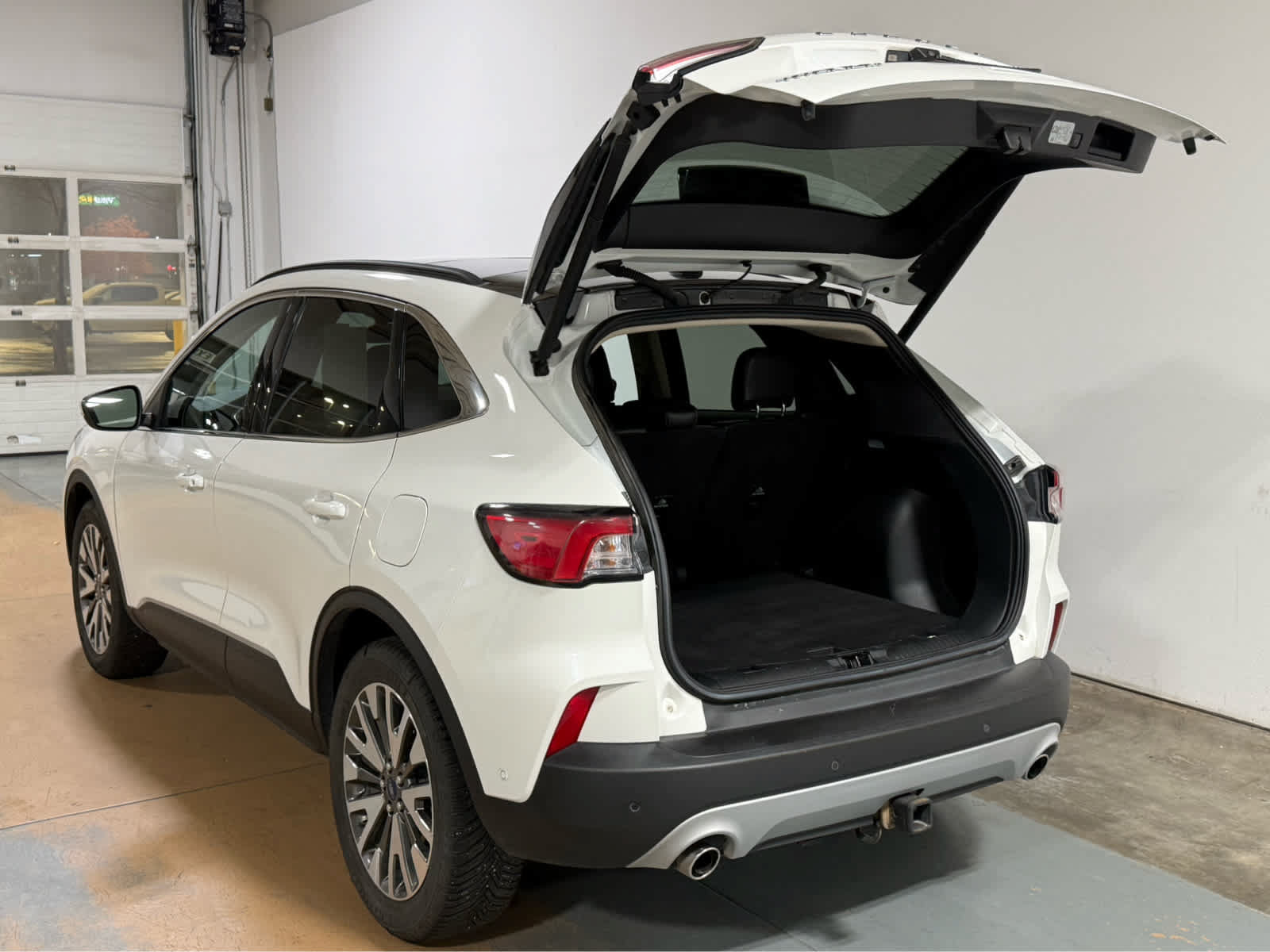 Used 2020 Ford Escape Titanium AWD/4WD image 4