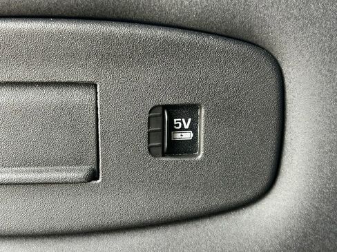 Used 2025 Land Rover Discovery S image 25