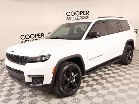 Used 2025 Jeep Grand Cherokee L Limited w/ Black Appearance Package AWD/4WD image 11