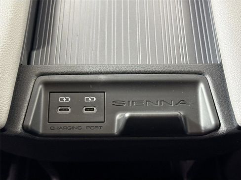 Used 2025 Toyota Sienna LE image 36