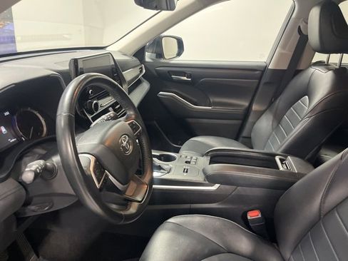 Used 2023 Toyota Highlander XLE image 10