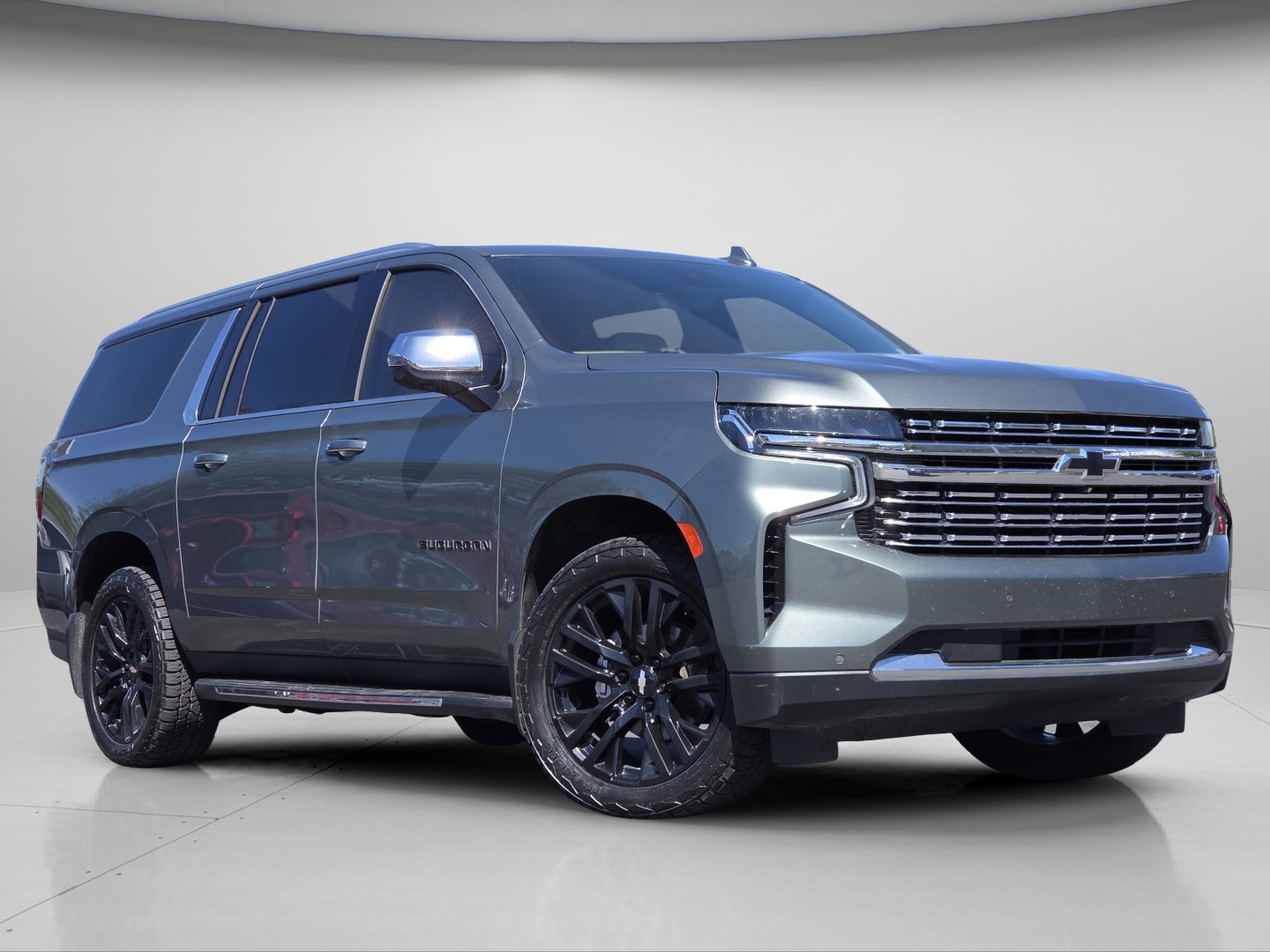 Used 2023 Chevrolet Suburban Premier AWD/4WD image 2