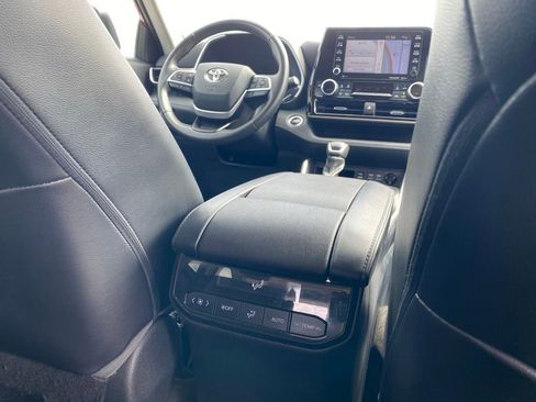 Used 2022 Toyota Highlander XLE AWD/4WD image 24