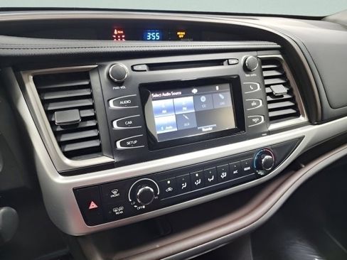 Used 2019 Toyota Highlander LE image 29