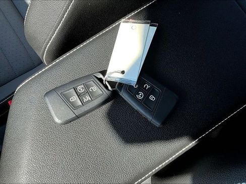 Used 2025 Volkswagen Jetta SE FWD image 34