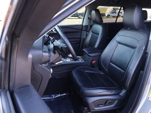 Used 2021 Ford Explorer XLT w/ Equipment Group 202A image 9